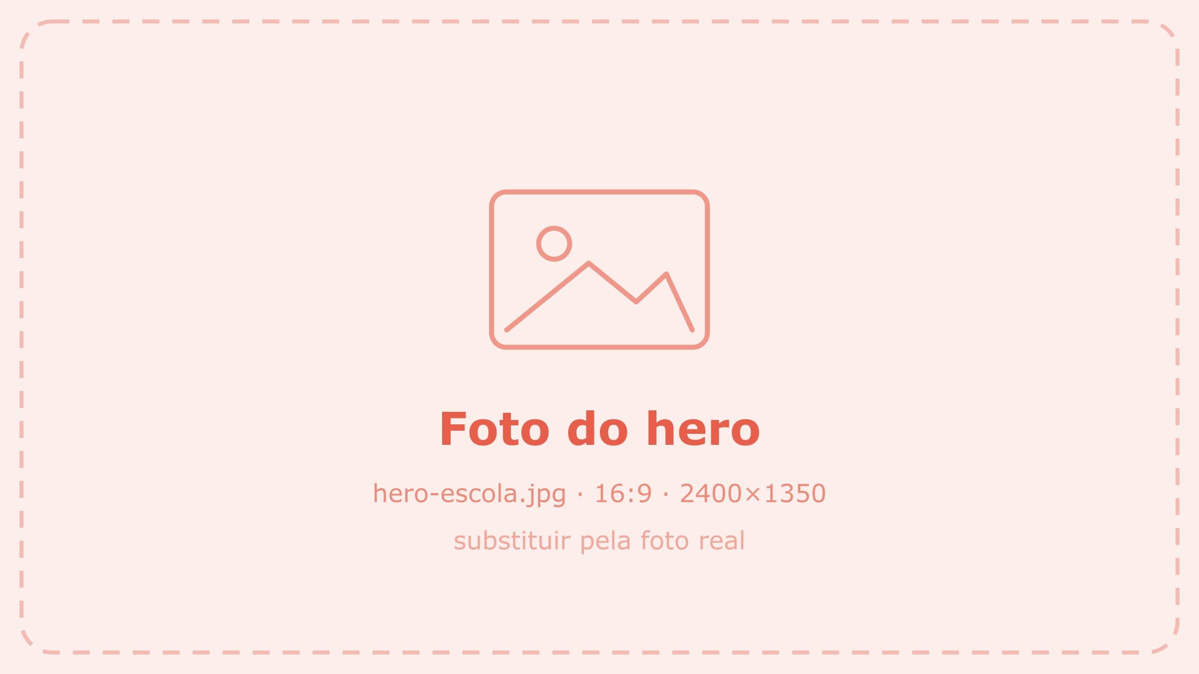 Crianças da Escola Flor e Ser brincando no pátio da escola