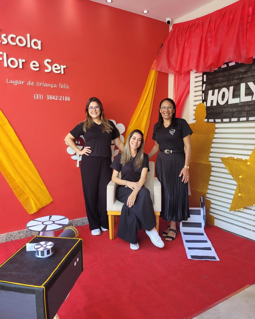 Equipe gestora da Escola Flor e Ser na recepção da escola